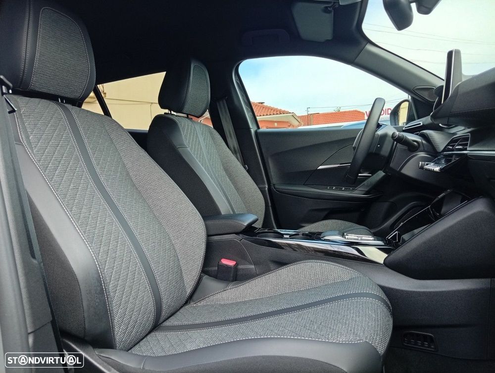 Peugeot e-2008 54 kWh Allure - 23