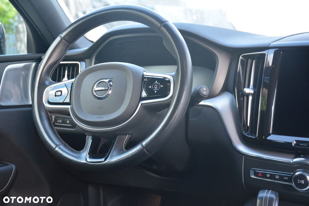 Volvo XC 60 T8 AWD Plug-In Hybrid Momentum - 4