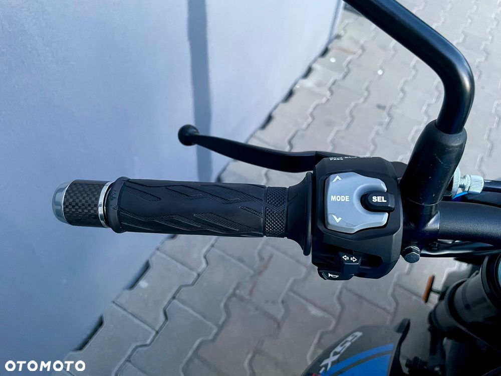 Suzuki GSX - 17
