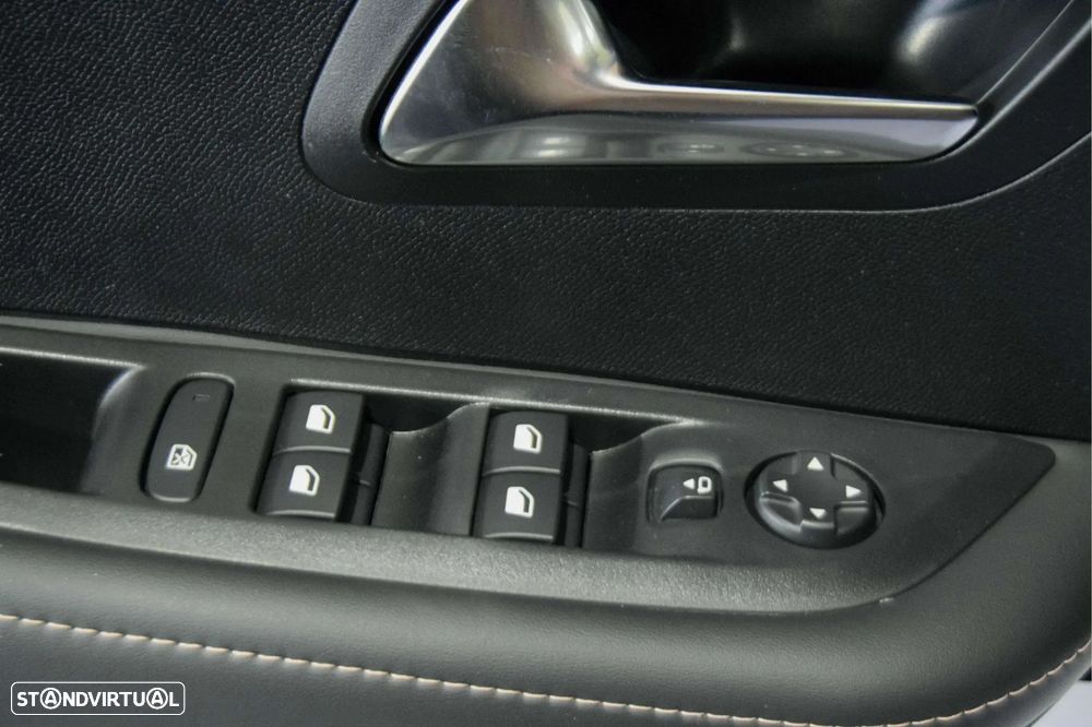 Peugeot 208 1.2 Hybrid Allure e-DCS6 - 28