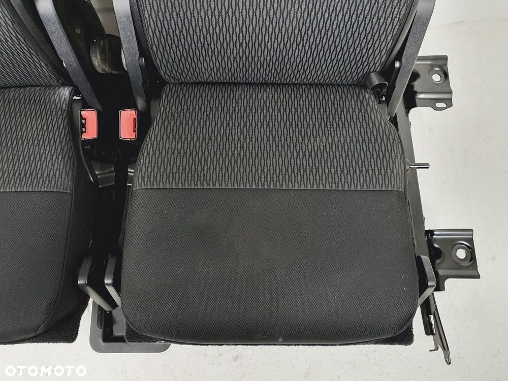 FOTELE III RZĄD LAND ROVER DISCOVERY IV L319 0 - 2