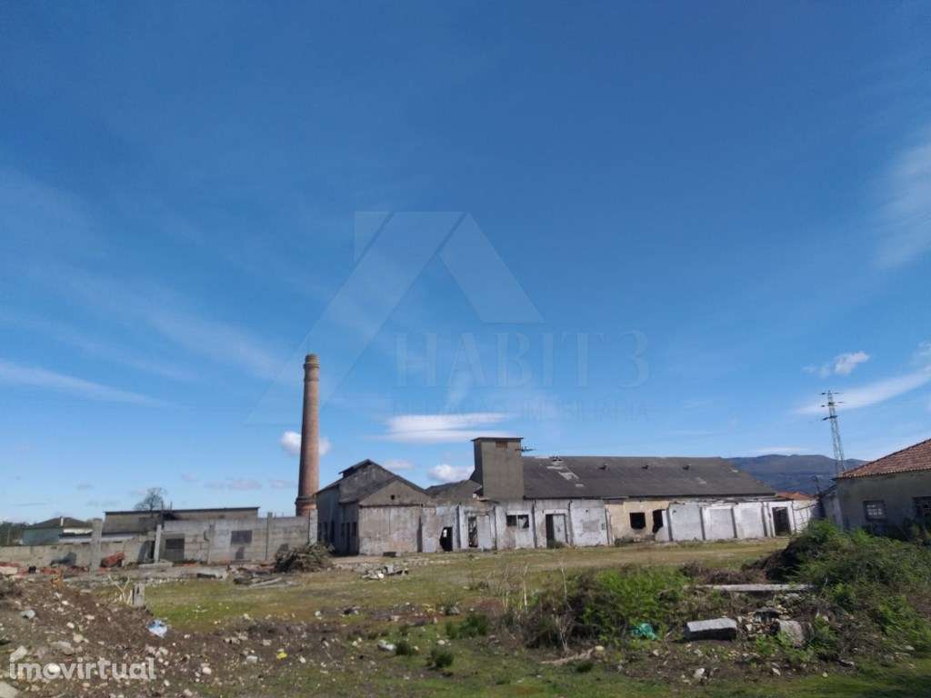 Terreno Industrial com Armazéns em Valença - Grande imagem: 2/4