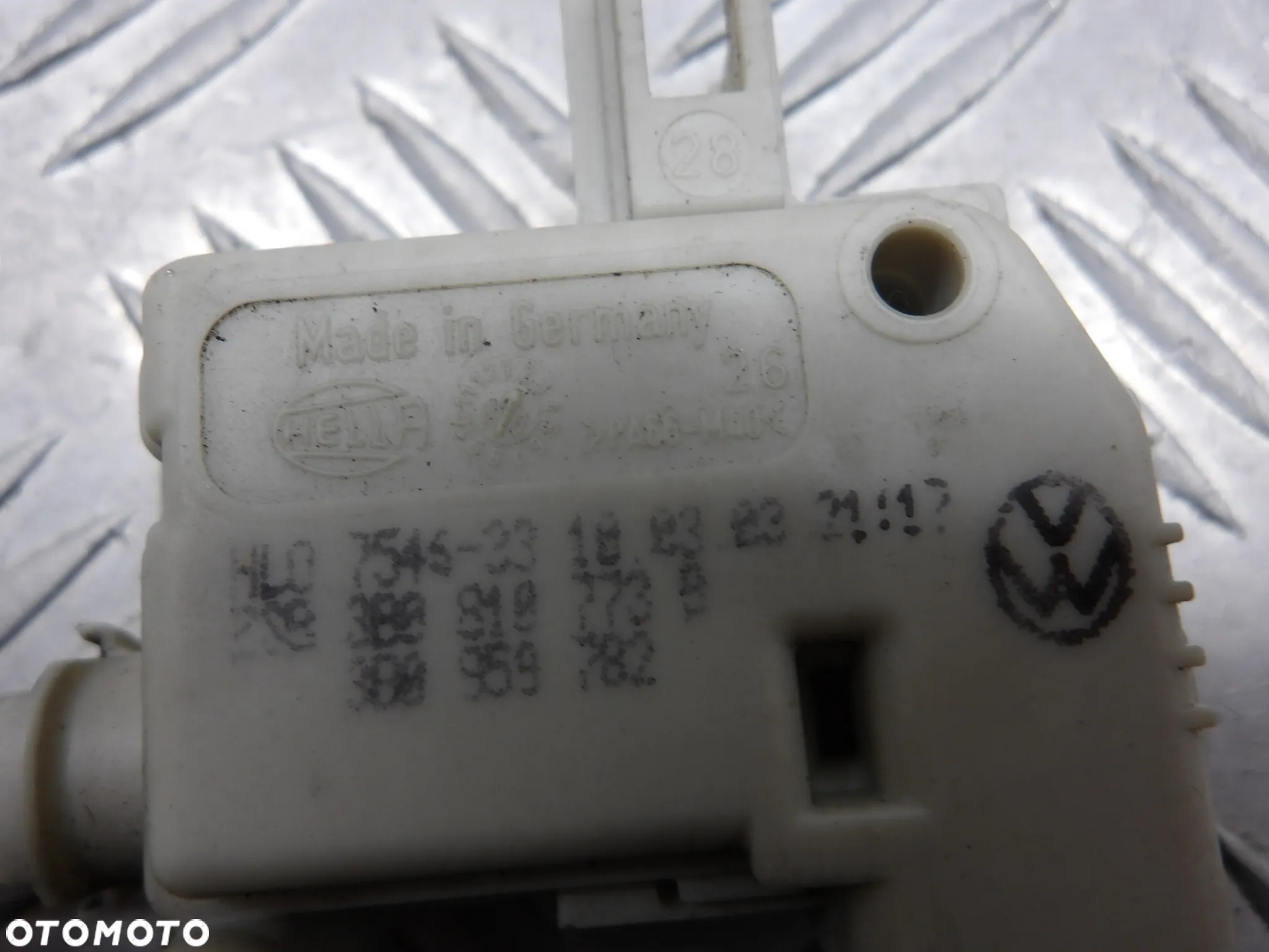 PASSAT B5 FL SEDAN 2.5 TDI 4MOTION SIŁOWNIK KLAPKI WLEWU PALIWA 3B0810773B - 5