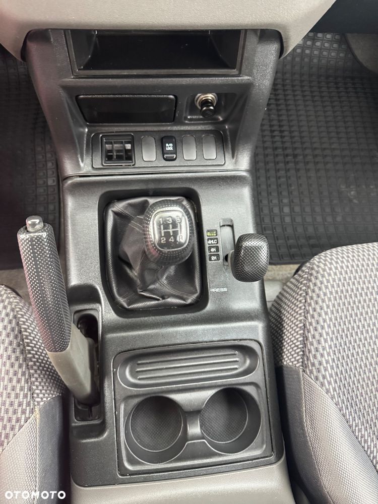 Mitsubishi Pajero - 12