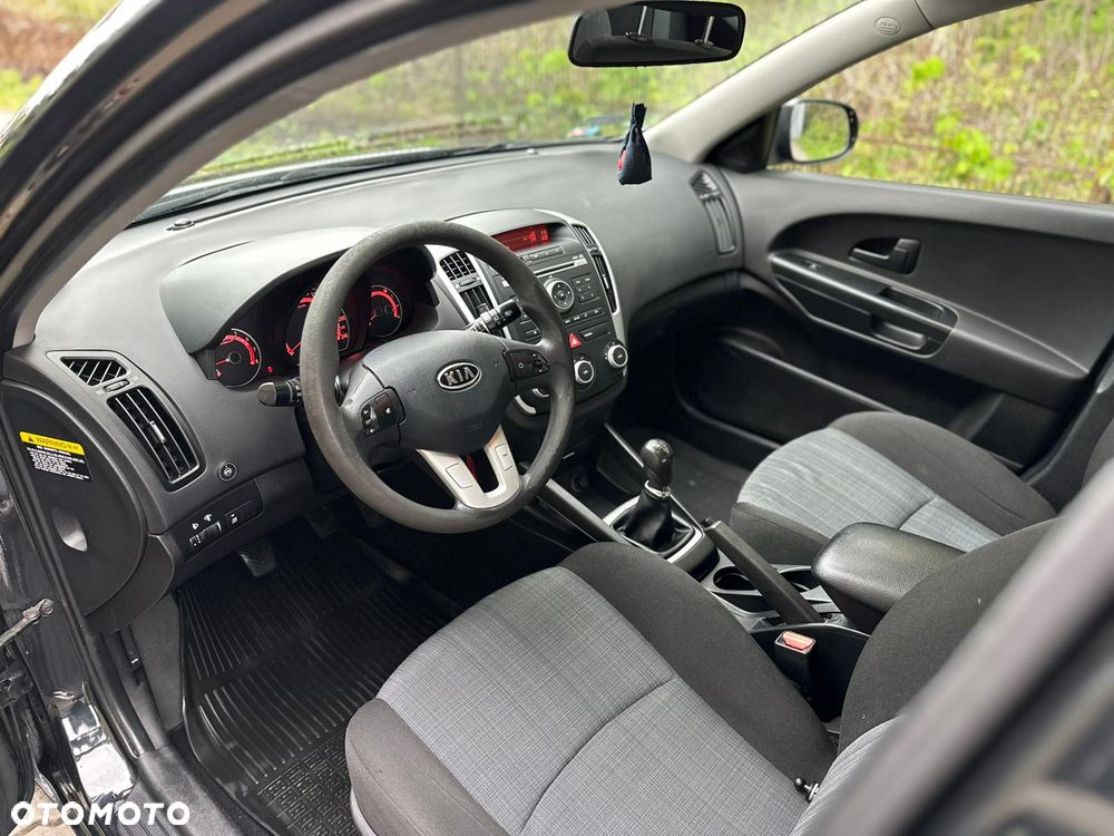 Kia Ceed - 10