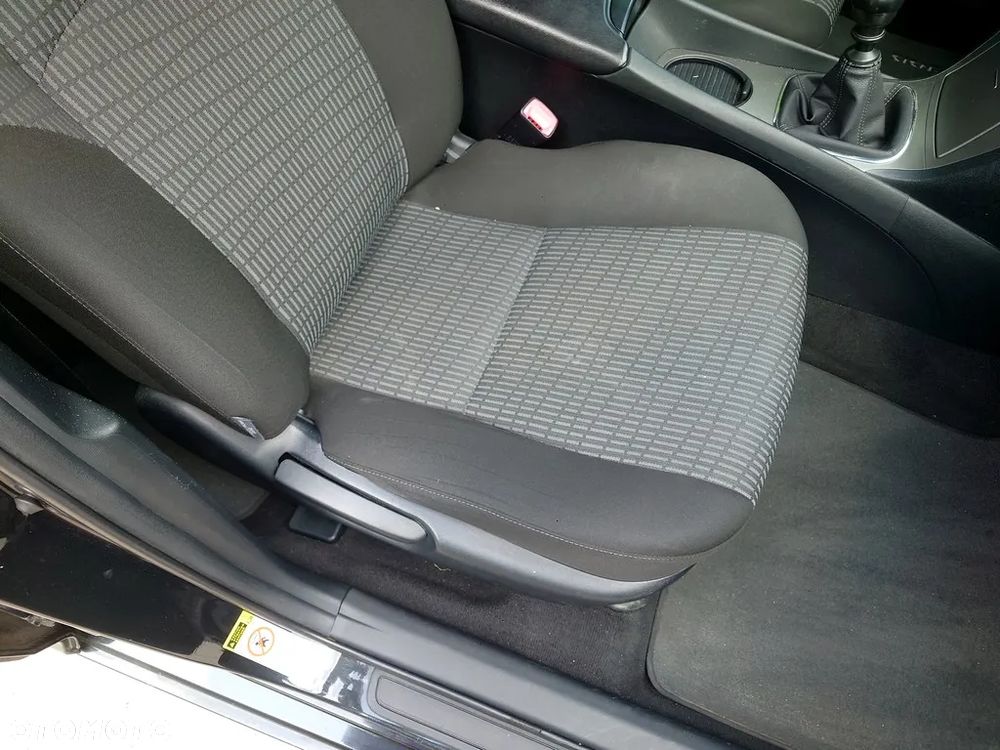 Toyota Avensis 1.8 Sol - 12