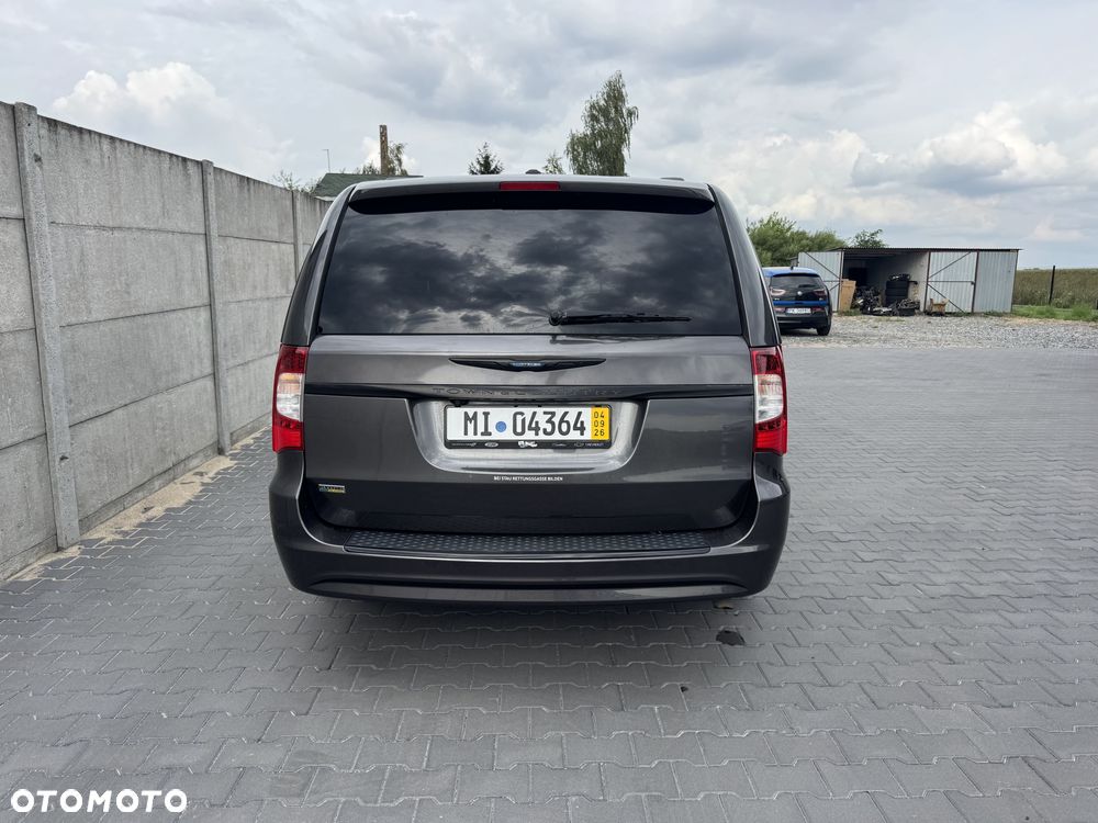 Chrysler Town & Country - 3