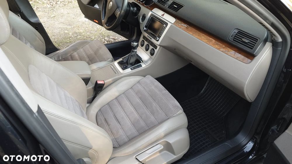 Volkswagen Passat 2.0 TDI DPF Highline - 14