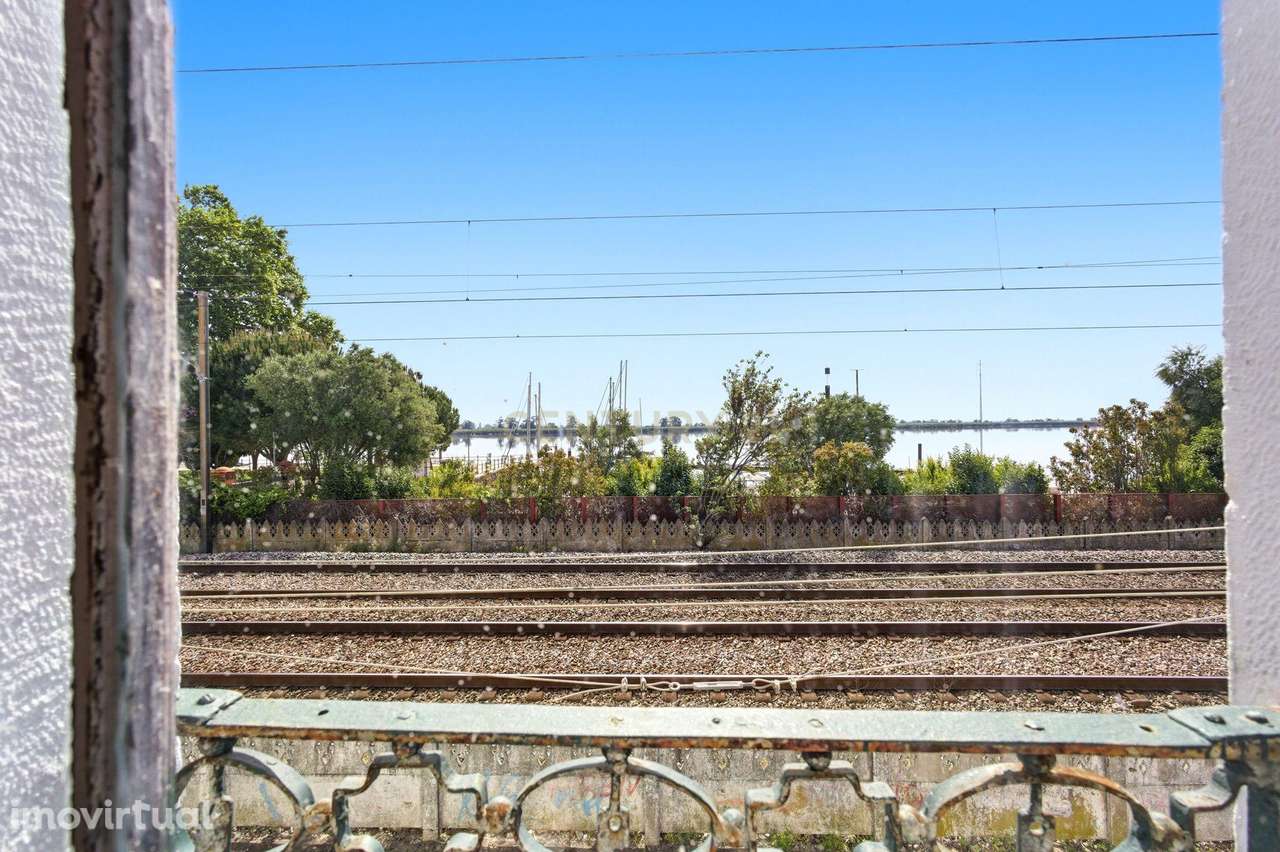 Prédio em propriedade total com 3 pisos no centro de Vila Franca de Xi - Grande imagem: 2/43