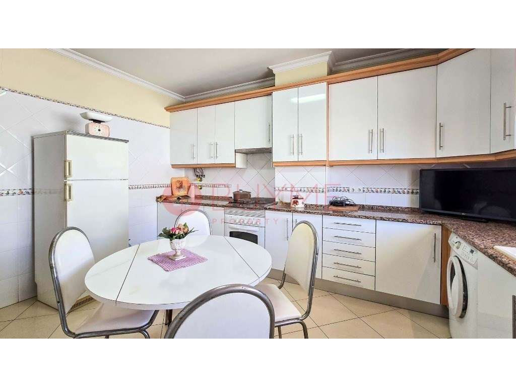 Apartamento T2 com Garagem no Centro de Quarteira a 500m da Praia - Grande imagem: 5/13