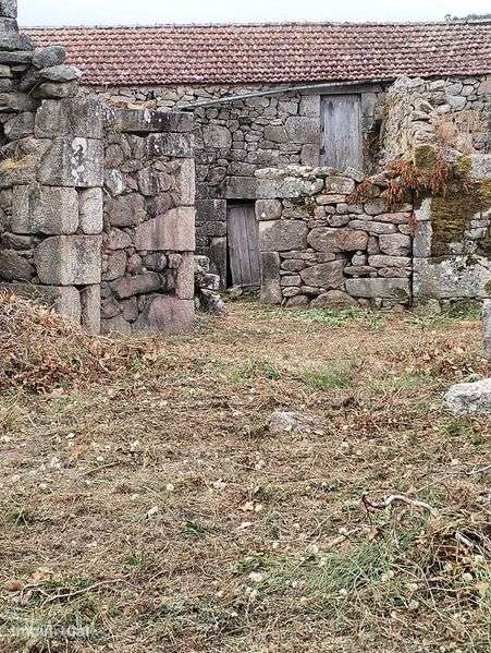 Duas casas (ruínas), rossios e terreno - Grande imagem: 2/9