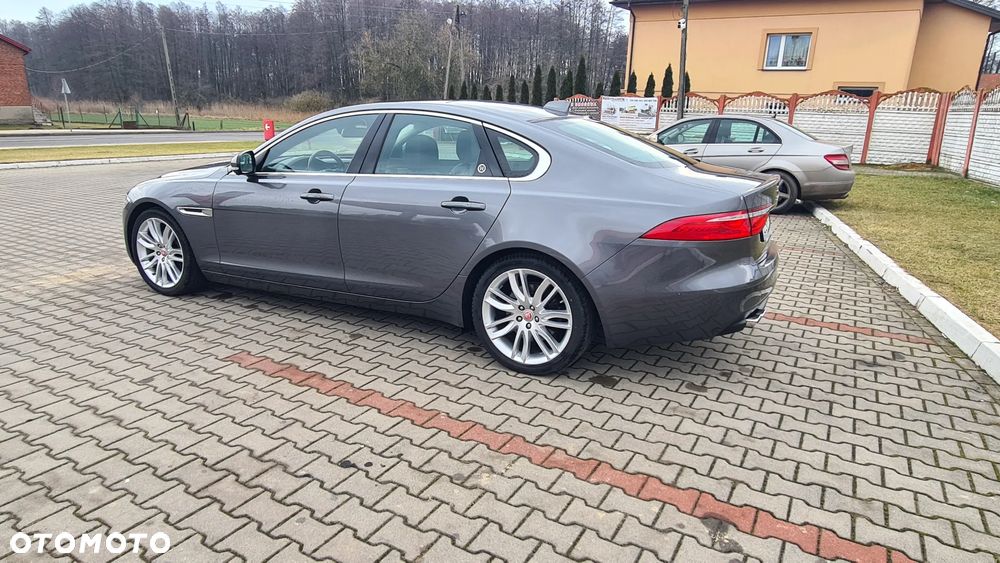 Jaguar XF 20d Portfolio - 14