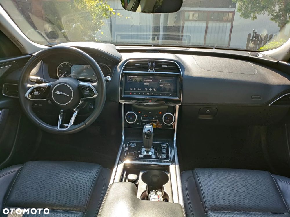 Jaguar XE P250 S - 8