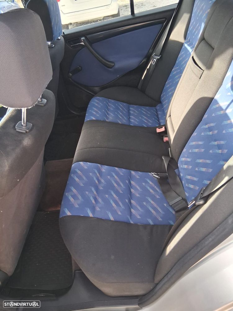 Mercedes-Benz 220 - 6