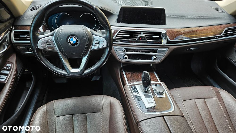 BMW Seria 7 740Li - 32