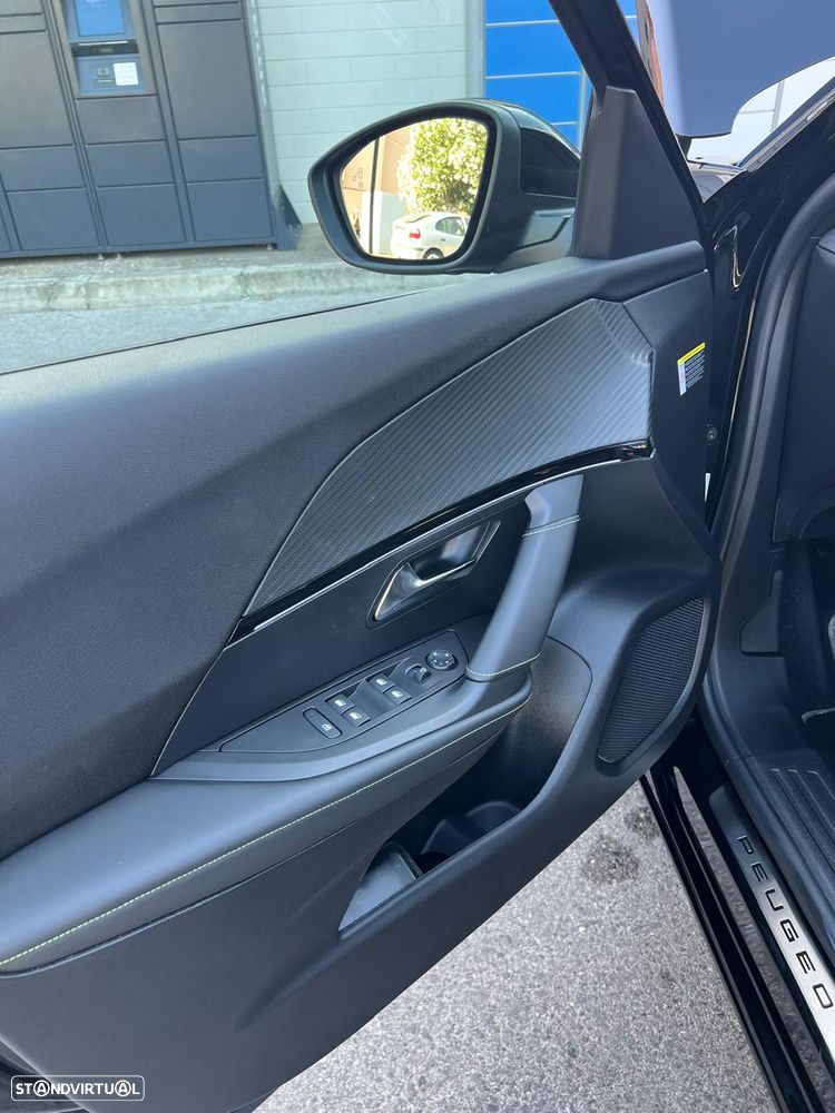 Peugeot 2008 PureTech 130 EAT8 GT - 3