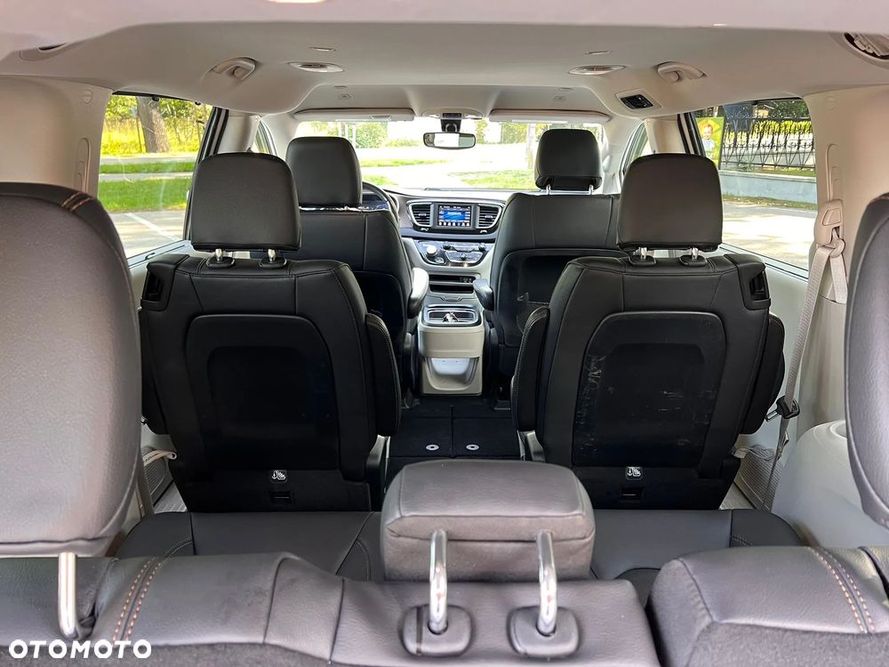 Chrysler Pacifica - 12