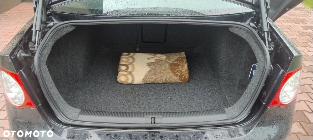 Volkswagen Jetta 1.6 TDI Comfortline - 19