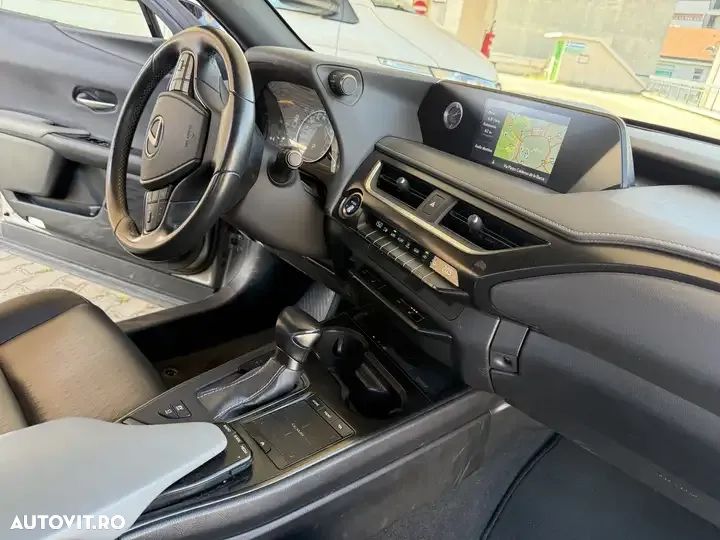 Lexus UX - 5