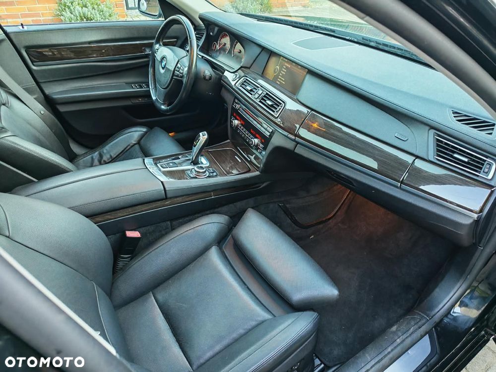 BMW Seria 7 740i L - 8