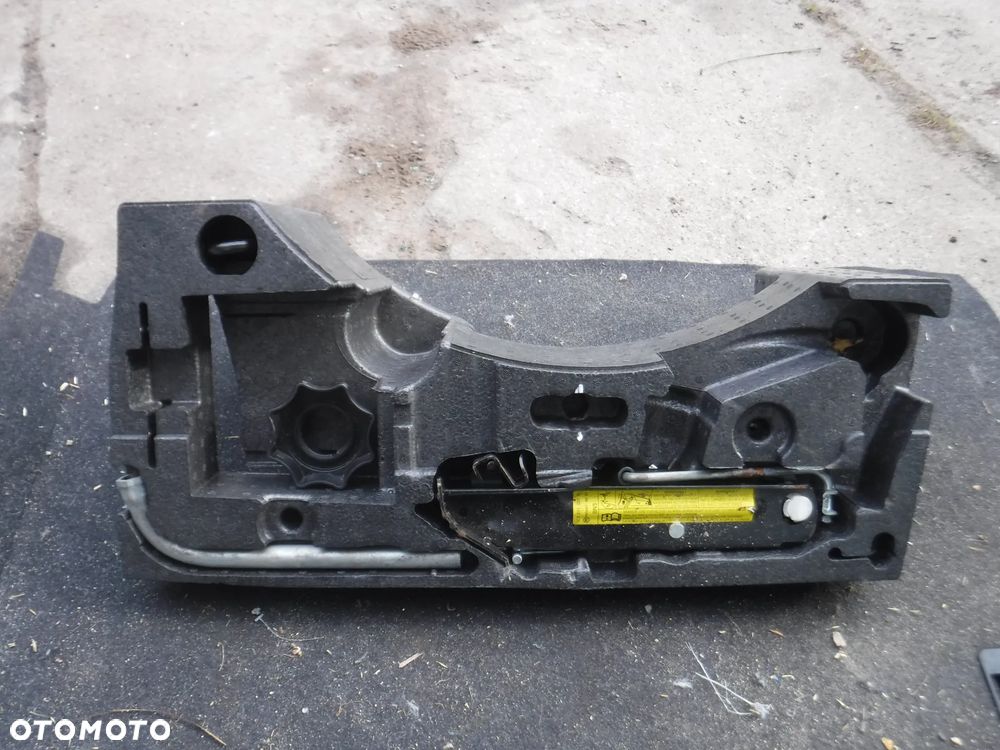 VW  CC 12-16 passat cc B6 B7 zestaw kola zapasowego klucz lewarek ucho - 3