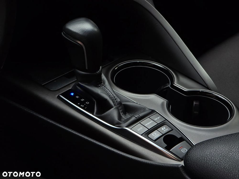 Toyota Camry 2.5 Hybrid Comfort CVT - 28