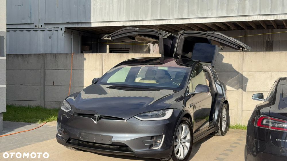 Tesla Model X - 1