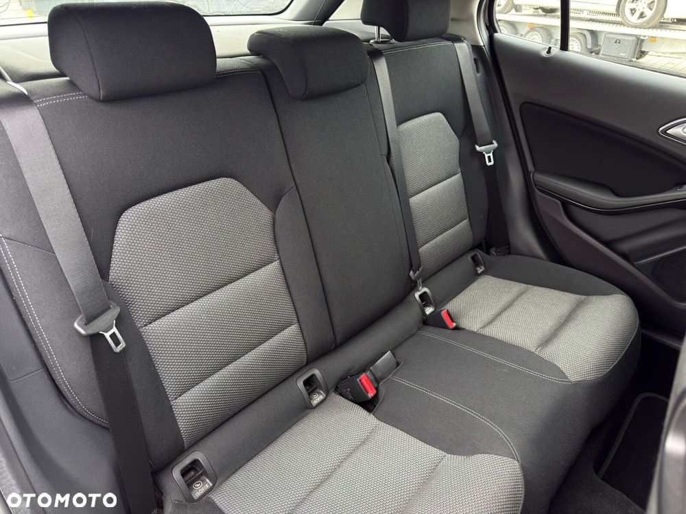 Mercedes-Benz GLA 180 7G-DCT - 28