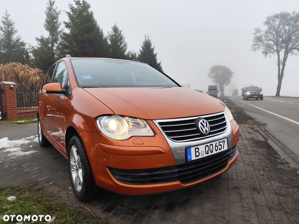 Volkswagen Touran 2.0 TDI Trendline DSG - 24