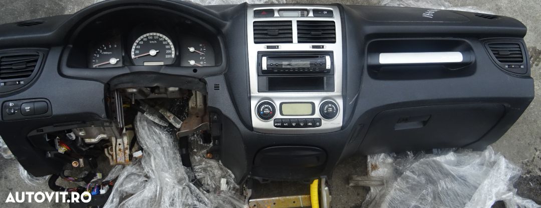 Plansa de bord Kia Sportage din 2006 cu airbag volan si pasager volan pe stanga - 1