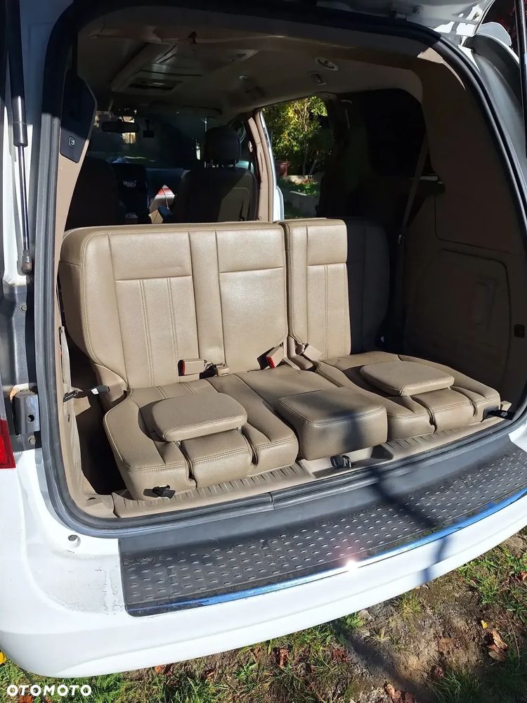 Chrysler Town & Country - 13