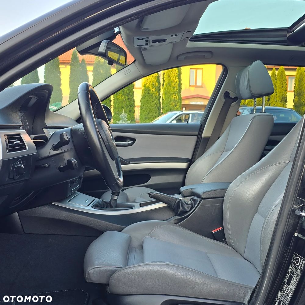 BMW Seria 3 320i Touring - 28