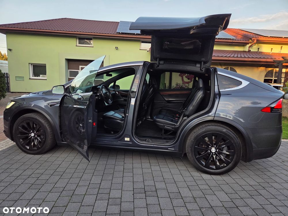 Tesla Model X - 12