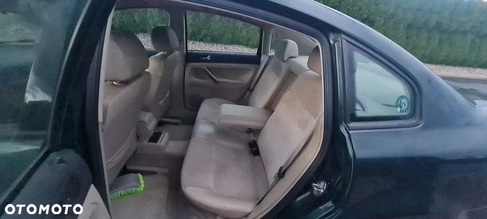 Volkswagen Passat 1.9 TDI Highline - 6