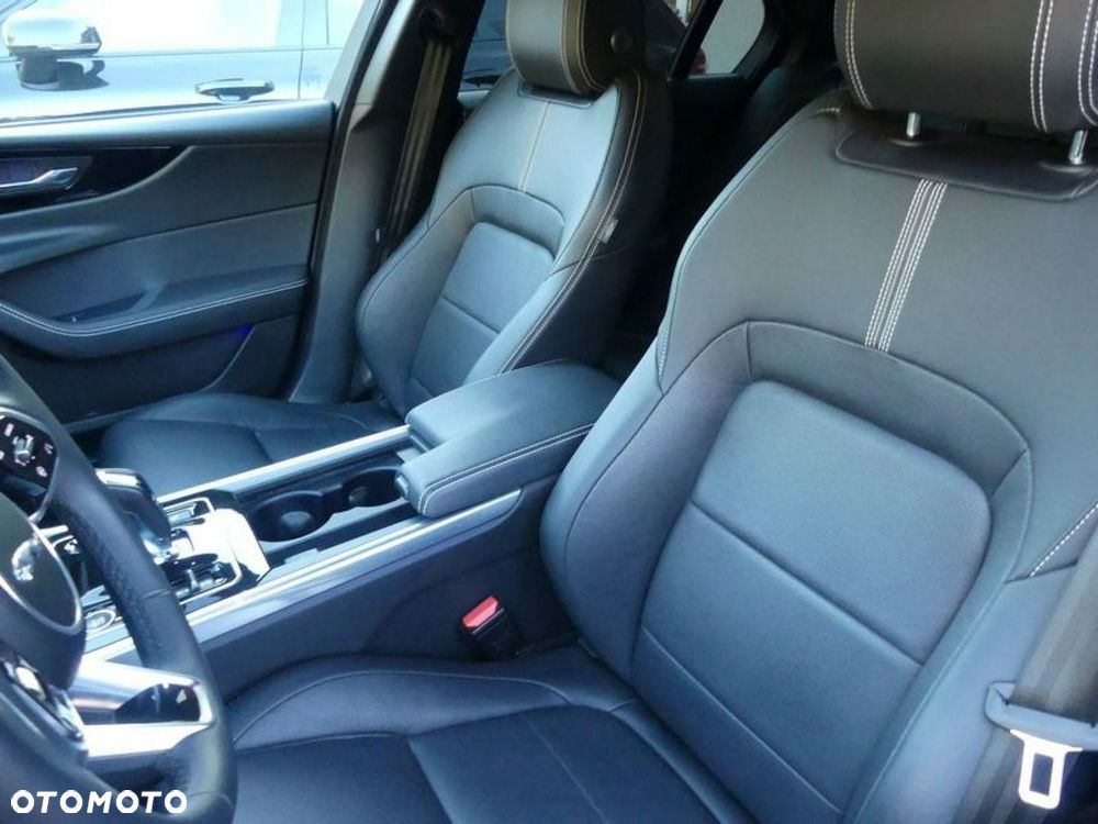 Jaguar XE 2.0 T AWD R-Sport - 13
