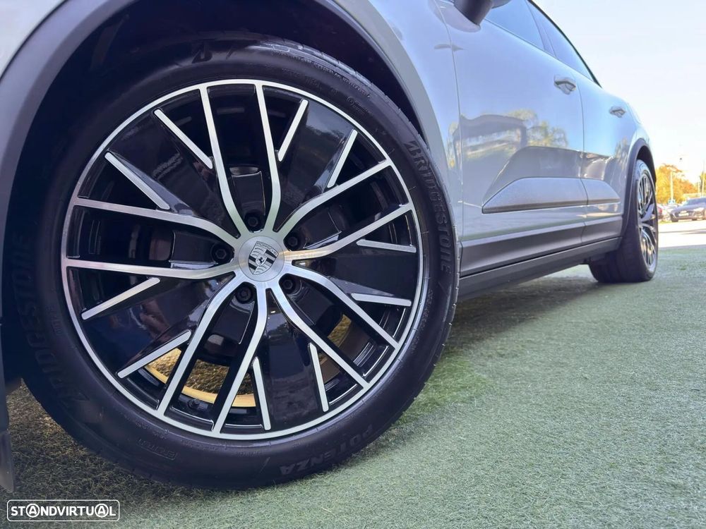 Porsche Macan Electric 4 - 7