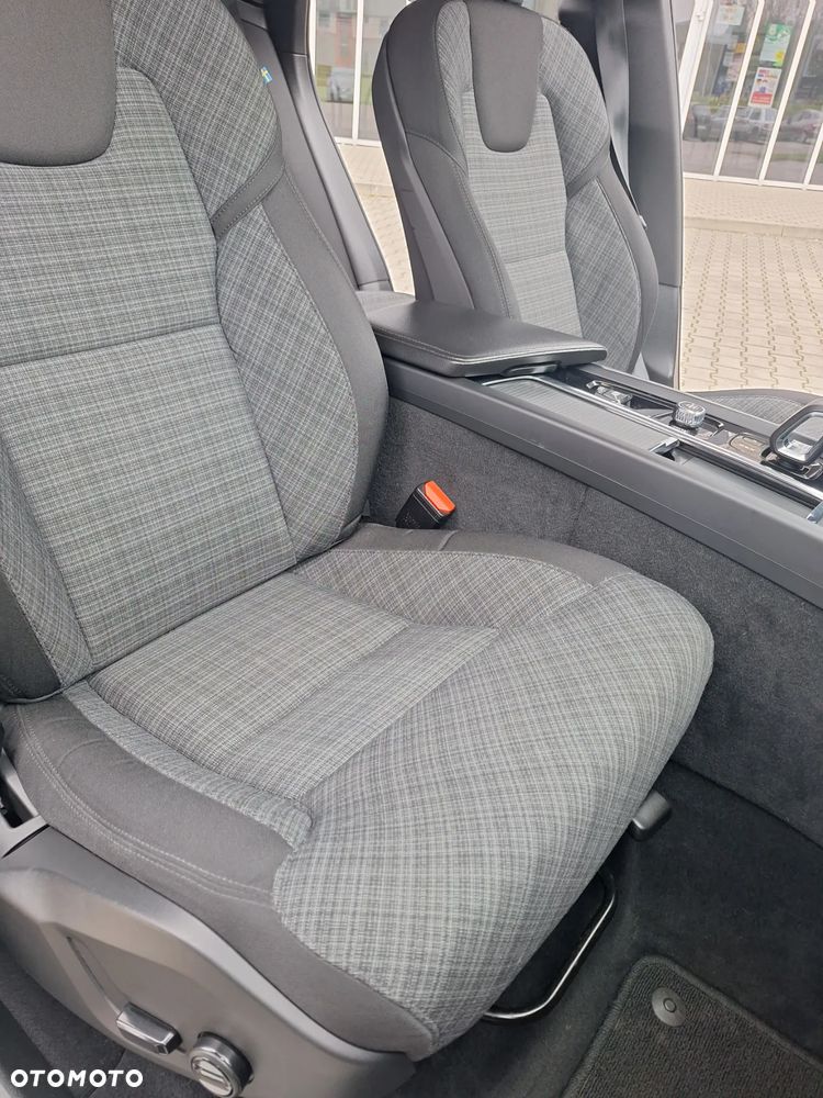 Volvo XC 60 B4 D Momentum Pro - 28