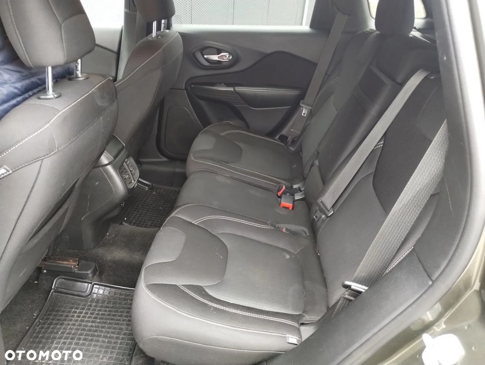 Jeep Cherokee - 18
