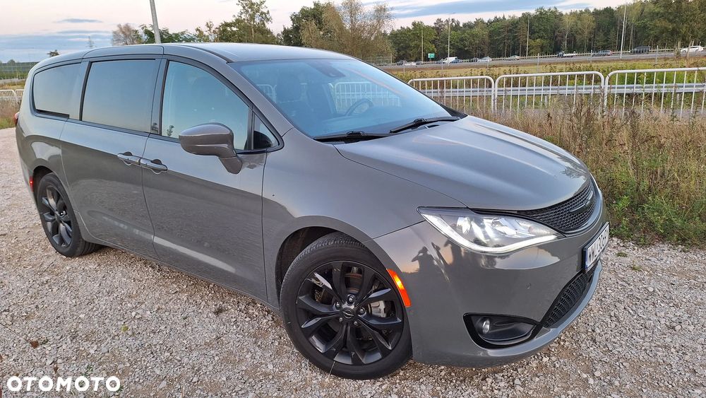 Chrysler Pacifica - 2