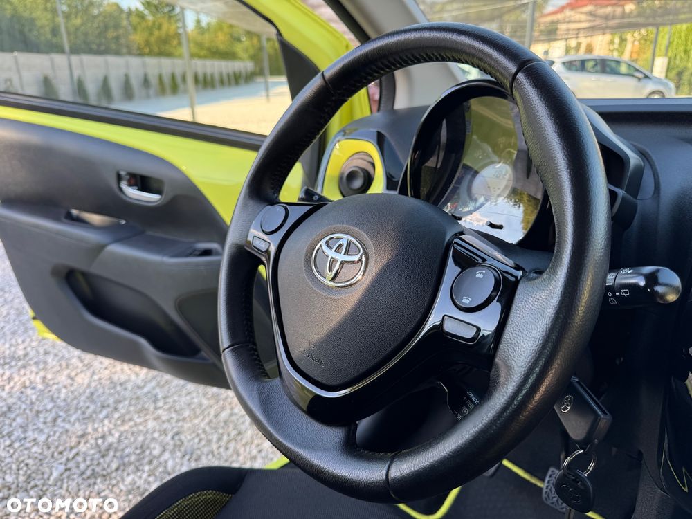 Toyota Aygo x mit x-business Paket - 34
