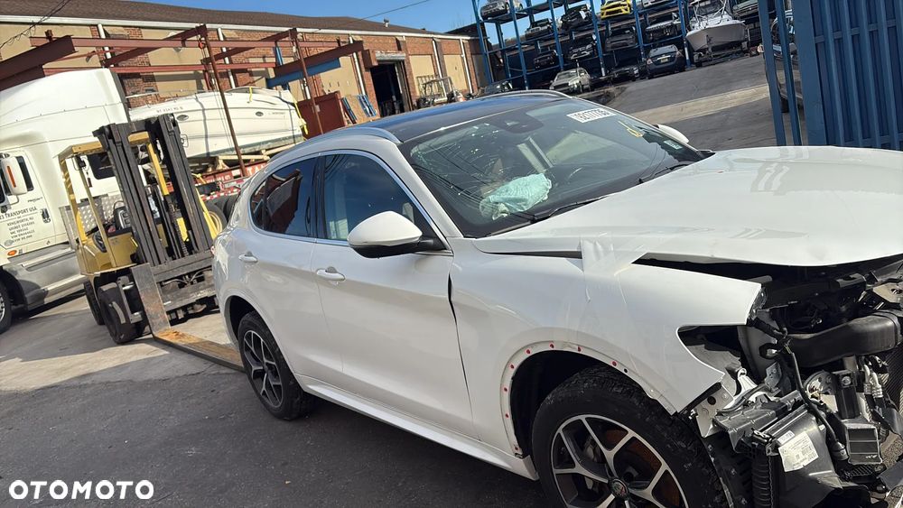 Alfa Romeo Stelvio 2.0 Turbo 16V AT8-Q4 Ti - 8