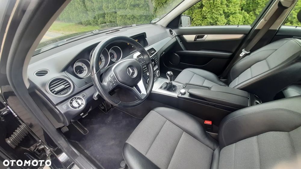 Mercedes-Benz Klasa C 180 CGI BlueEFFICIENCY Avantgarde - 26