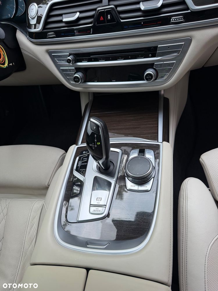 BMW Seria 7 740Le iPerformance - 25