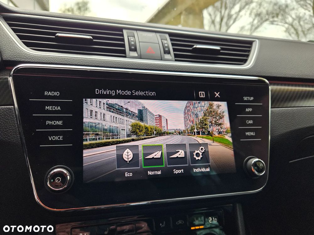 Skoda Superb 2.0 TDI SCR Sportline DSG - 32