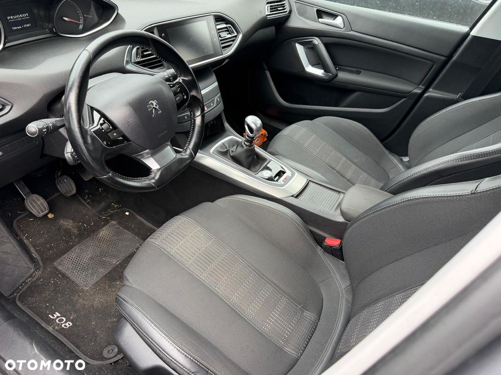 Peugeot 308 - 8
