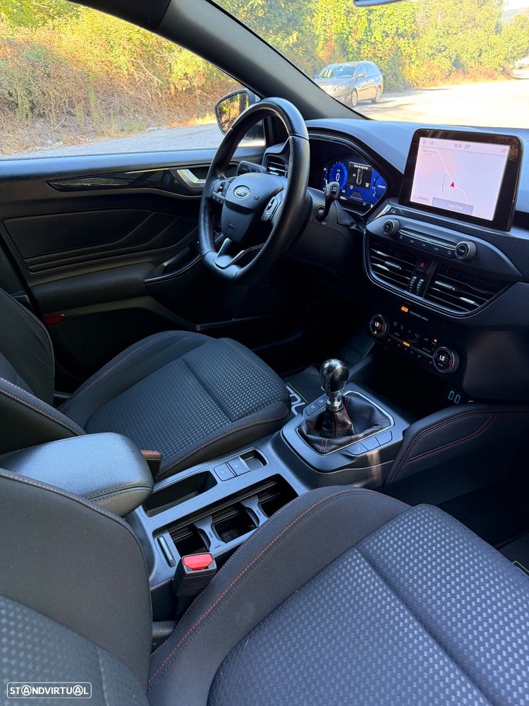 Ford Focus SW 1.0 EcoBoost Hybrid ST-LINE X — fotografia 19