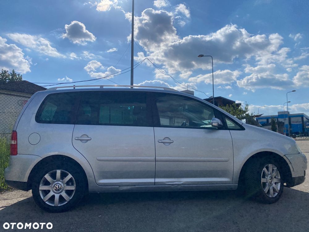 Volkswagen Touran 1.6 FSI Highline - 3