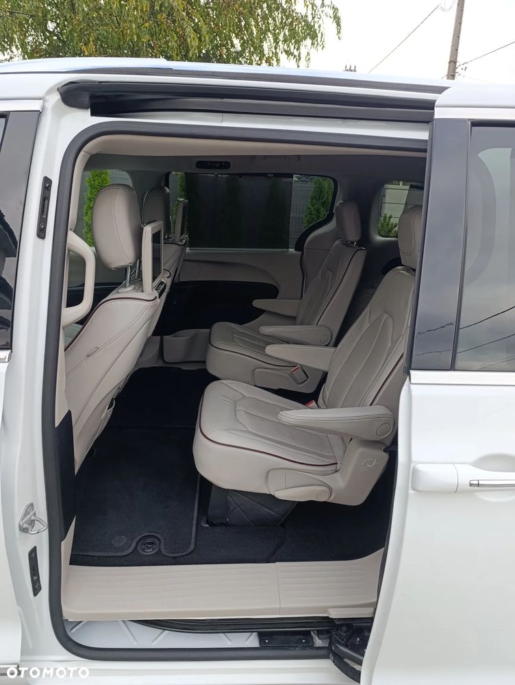 Chrysler Pacifica - 11