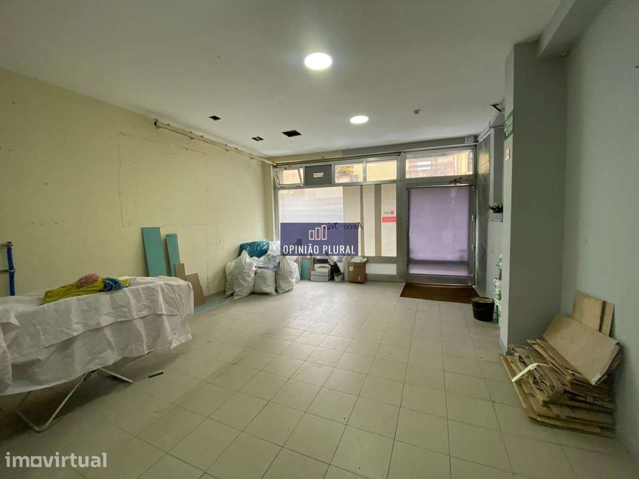 Espaço comercial com dois pisos (396m²) e múltiplos gabinetes  Ao C... - Grande imagem: 3/20