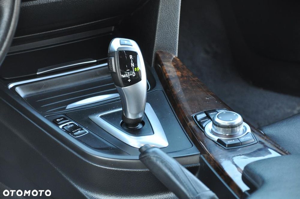 BMW Seria 3 328i xDrive Luxury Line - 23